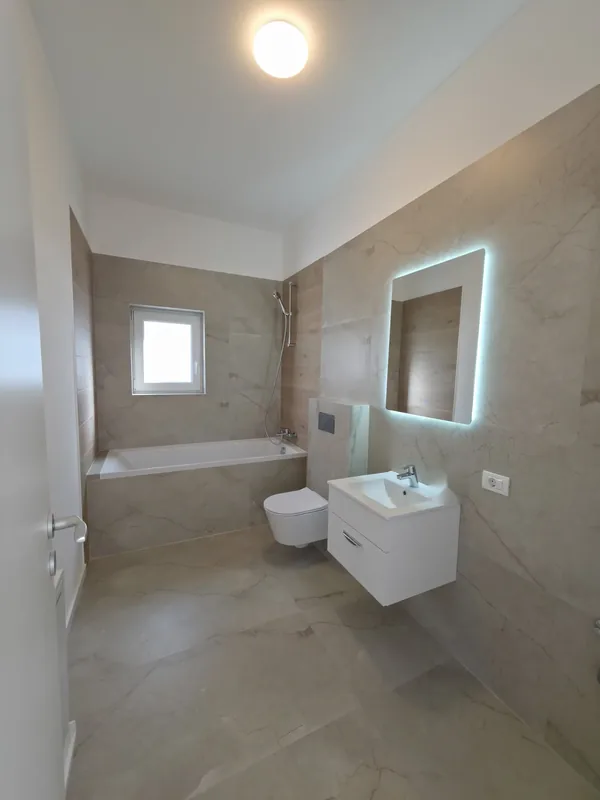 Baie cu cadă, plăci ceramice mari și oglindă cu iluminare LED, finisaje standard