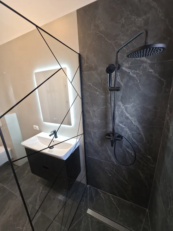 Duș walk-in cu plăci ceramice închise la culoare, finisaje standard, casă Tunari